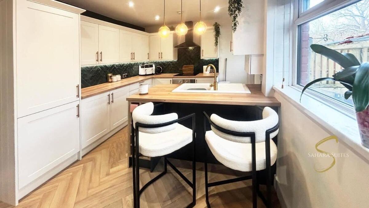 Stylish 2Bed - Manchester - Free Parking ハイド エクステリア 写真